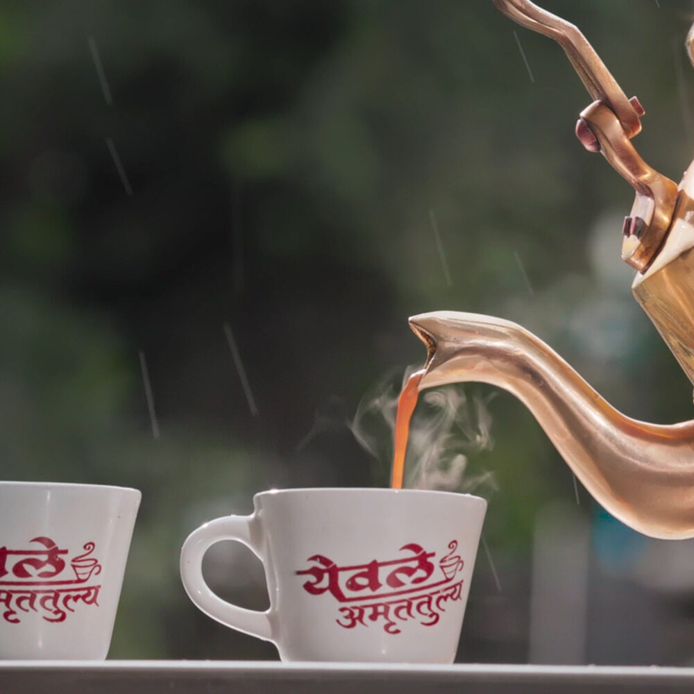 Pouring chai, Yewale Chai